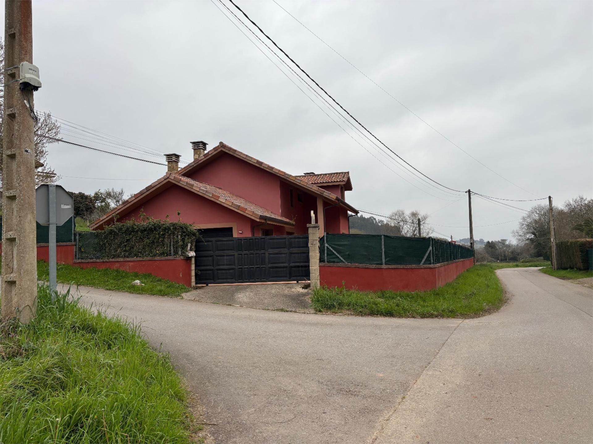 Vista exterior de Casa o chalet en venta en Castrillón con Terraza, Piscina y Balcón