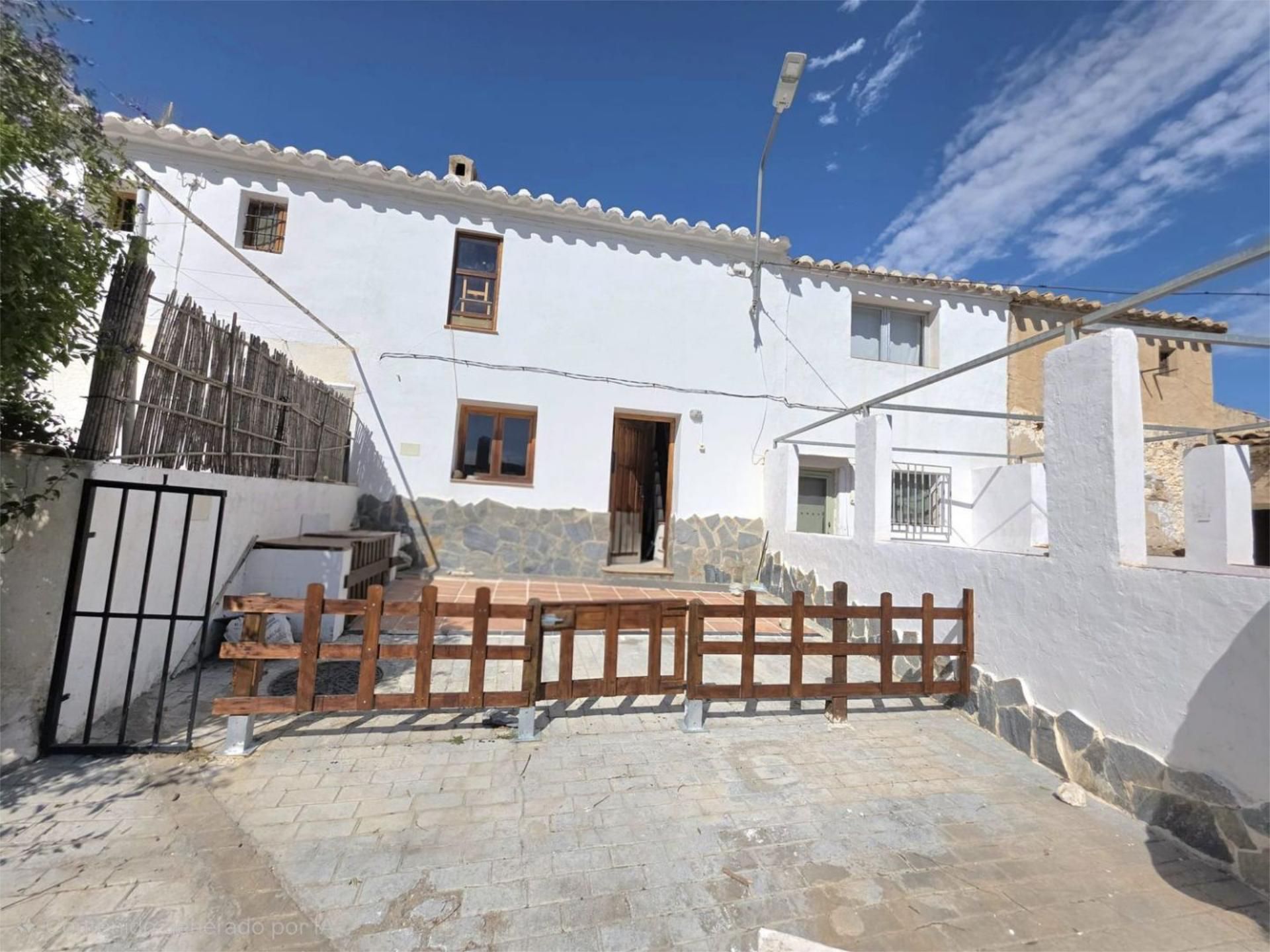 Vista exterior de Casa adosada en venda en Sorbas amb Jardí privat, Traster i Moblat