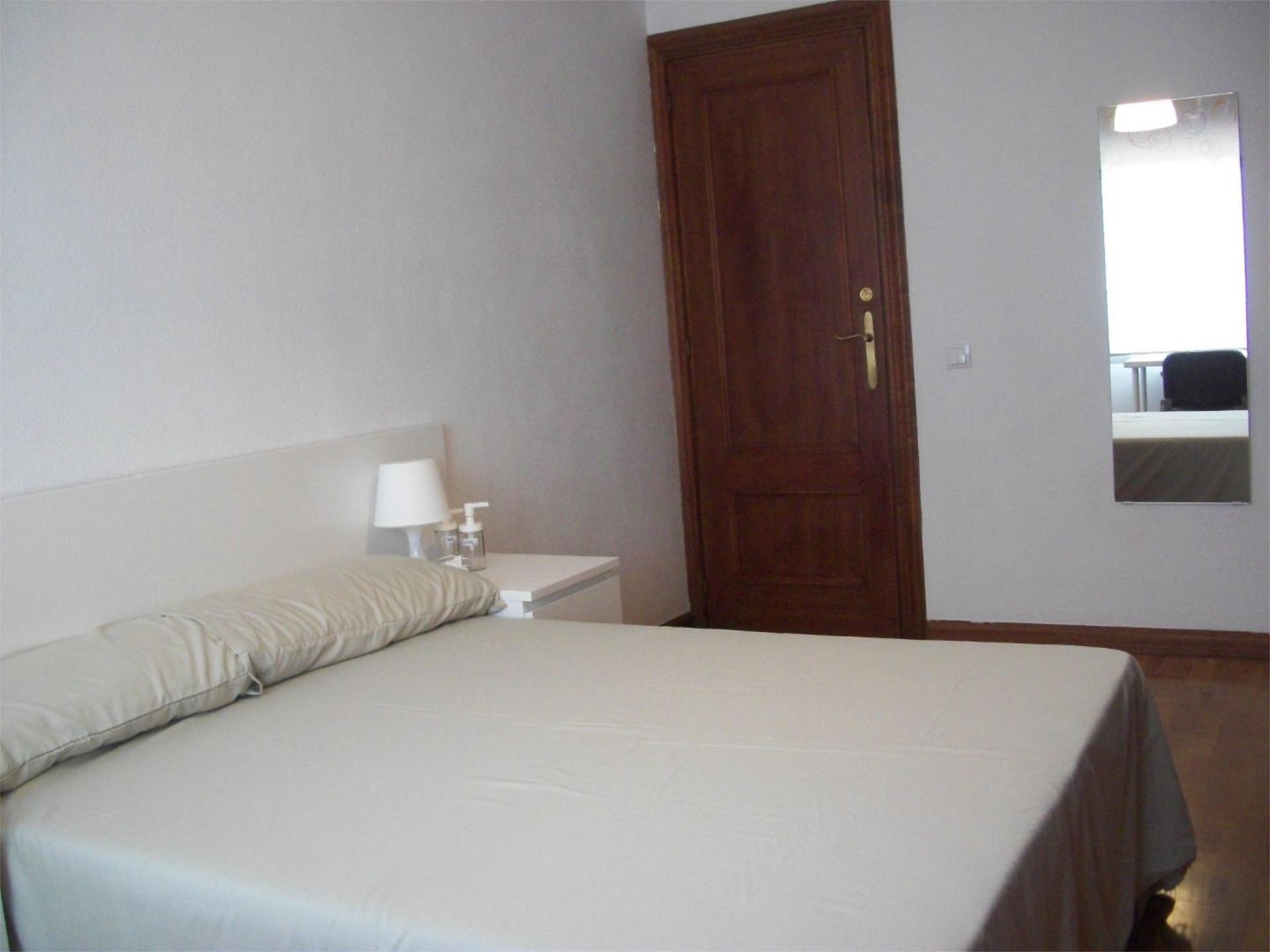 Bedroom of Flat for share in Valladolid Capital  with Heating, Parquet flooring and Terrace