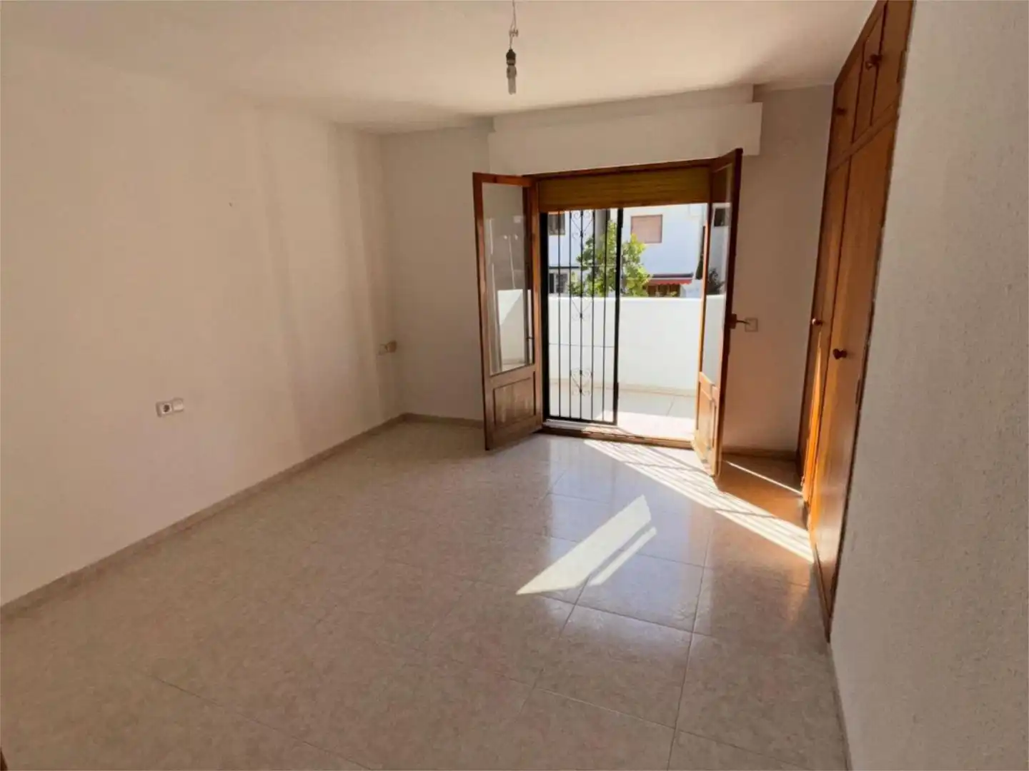 Pis en venda a Carrer del Salabre, 11, Cabo de las Huertas Vista exterior de Pis en venda en Alicante / Alacant amb Aire condicionat, Jardí privat i Terrassa