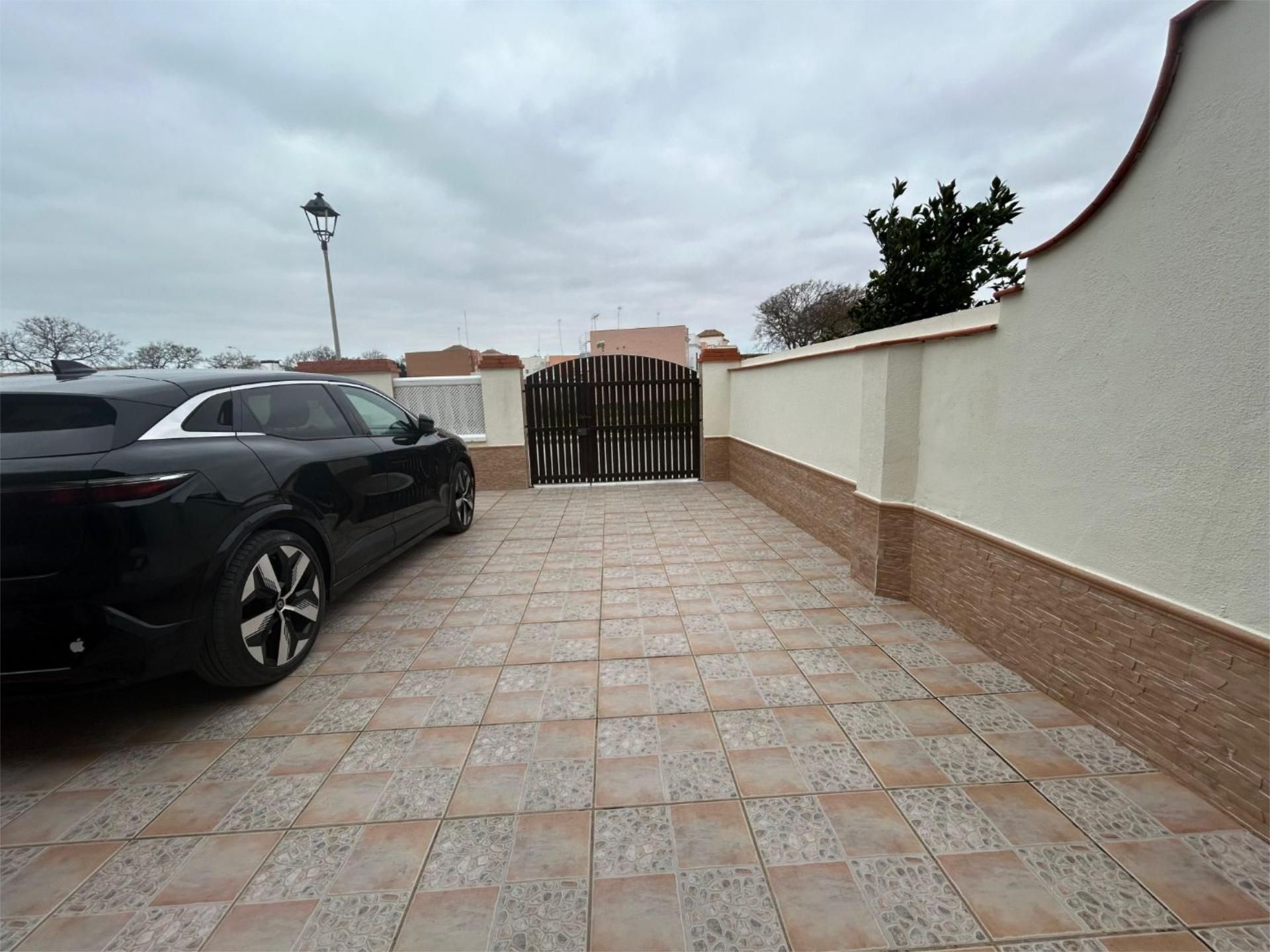 Parking of Houses for sale in Chipiona  with Air Conditioner, Terrace and Balcony