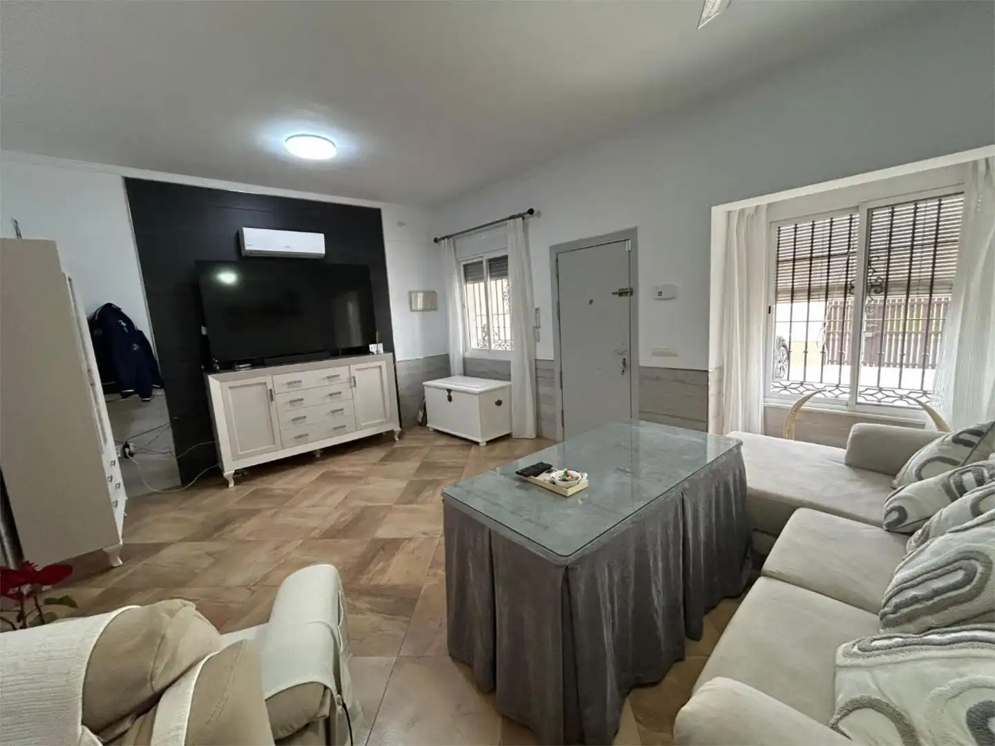 Houses for sale in Calle Seroncillo, 24, La Laguna Living room of Houses for sale in Chipiona with Air Conditioner, Terrace and Balcony