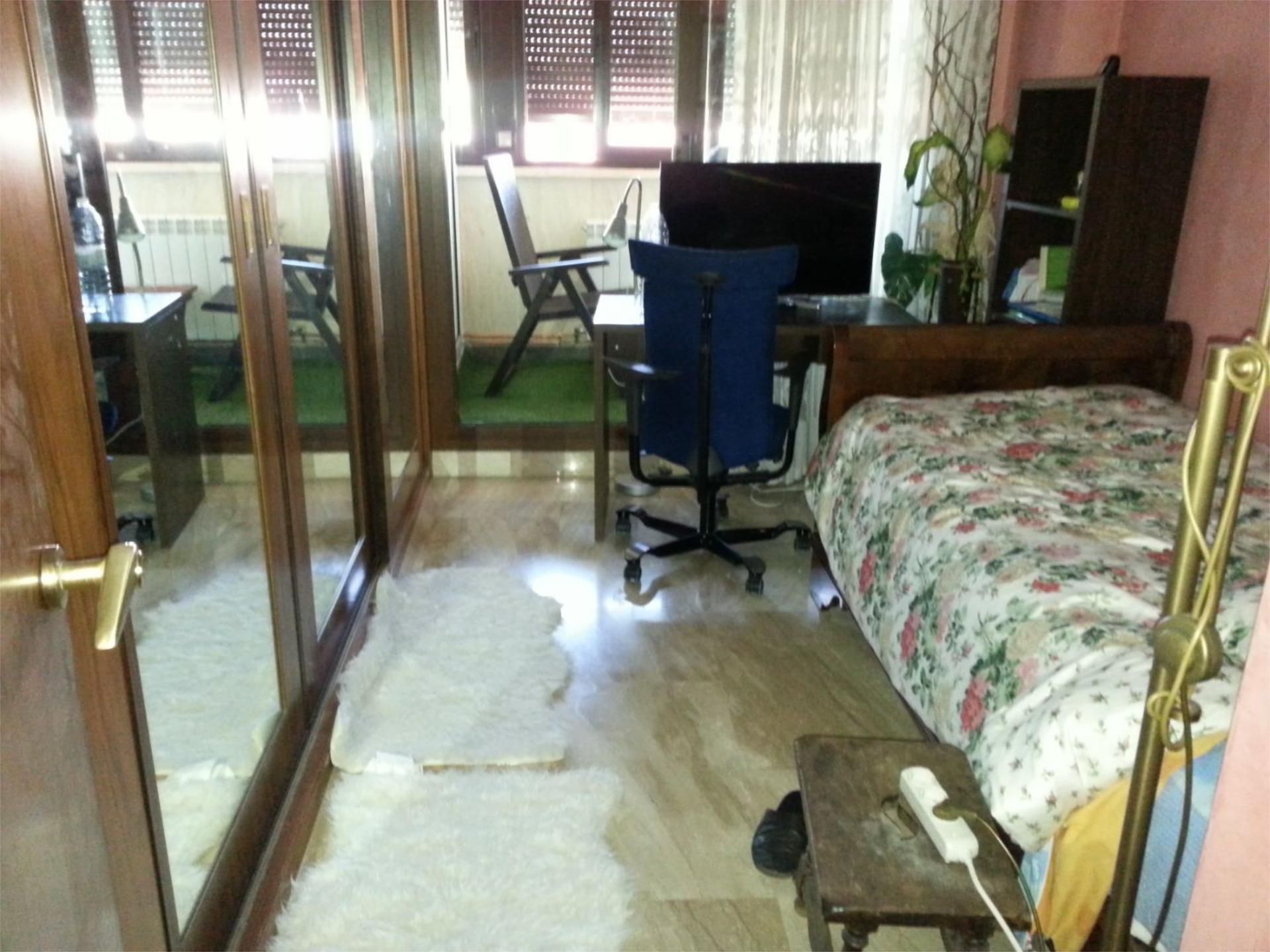 Flat for share in Calle del Campo de Gomara, 4, Parque Alameda - Paula López Bedroom of Flat for share in Valladolid Capital with Air Conditioner, Heating and Private garden