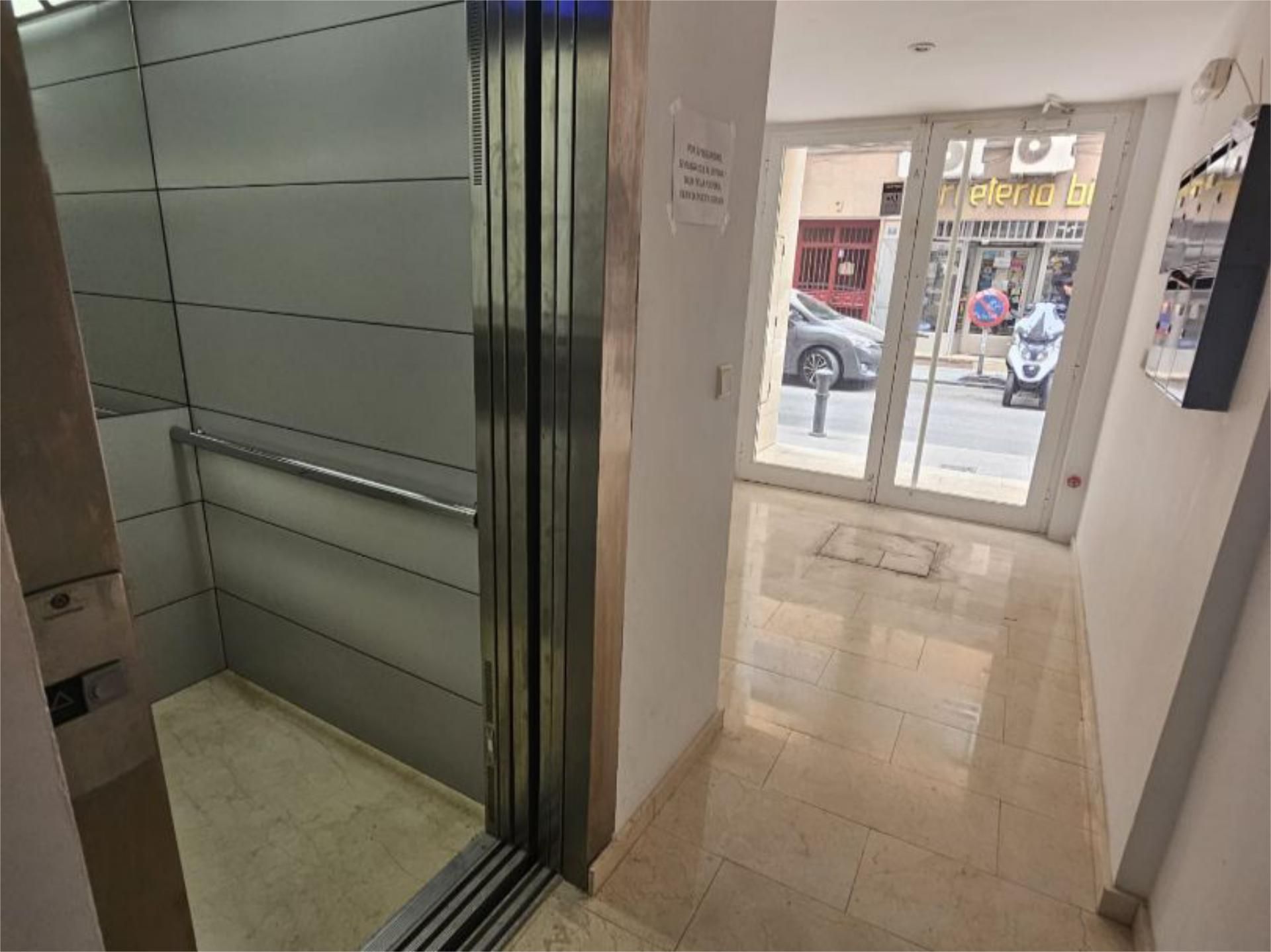 Piso de alquiler en Alicante / Alacant con Terraza y Amueblado