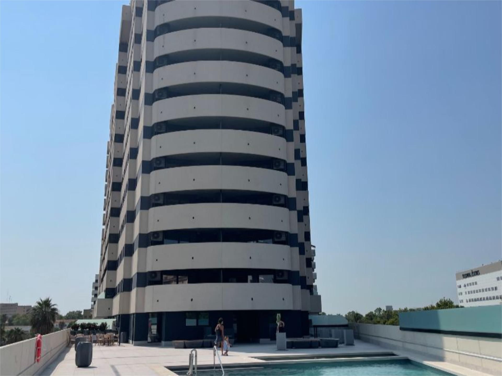 Außenansicht von Wohnung zur Miete in  Valencia Capital mit Klimaanlage, Terrasse und Schwimmbad