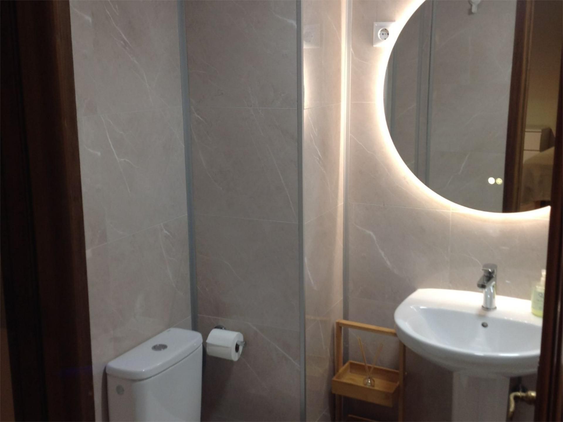 Badezimmer von Wohnung zur Miete in  Madrid Capital mit Klimaanlage, Heizung und Möbliert