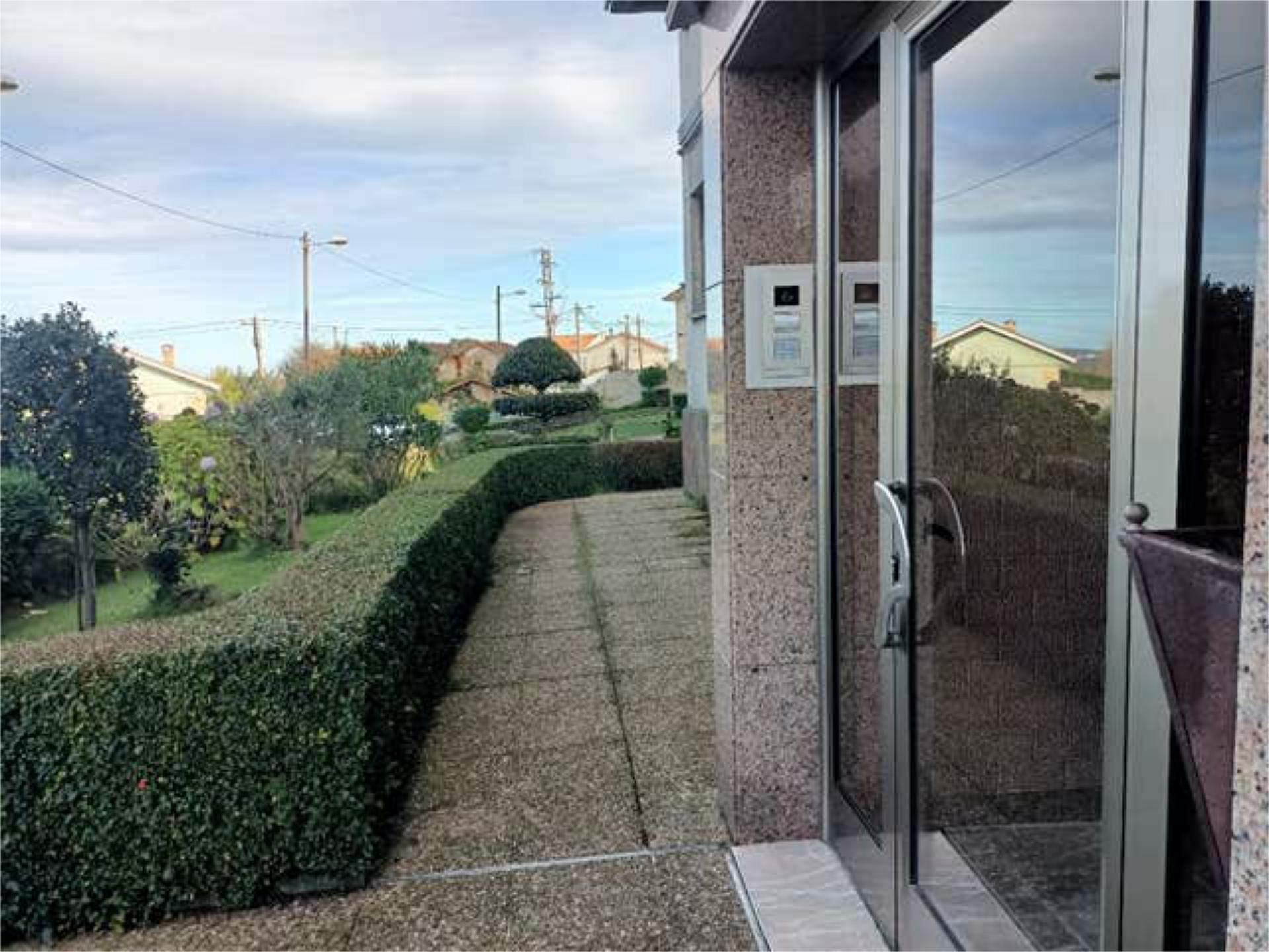 Vista exterior de Pis en venda en Avilés amb Calefacció, Jardí privat i Traster