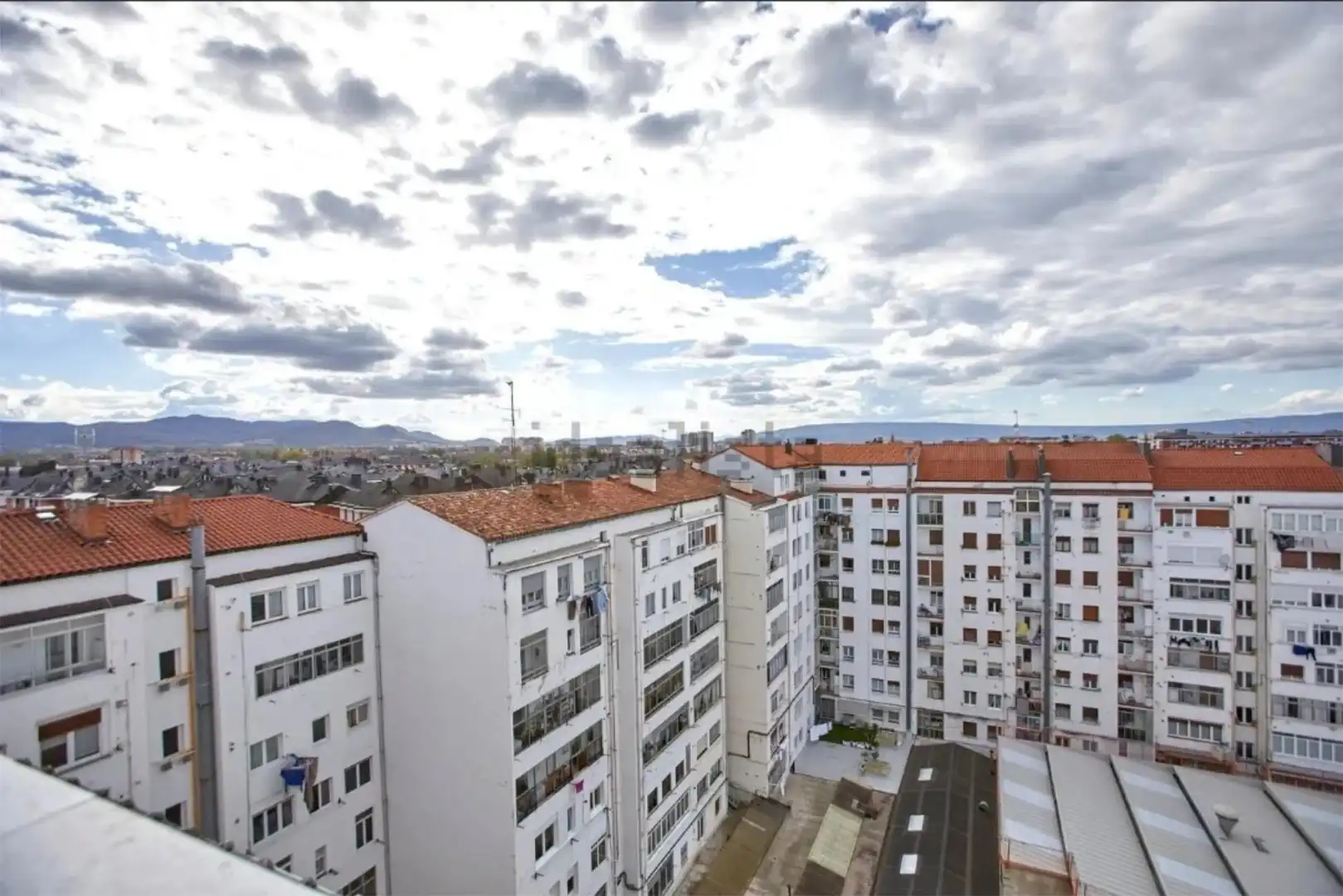 Pis en venda a Avenida Gasteiz, 73, Txagorritxu Vista exterior de Pis en venda en Vitoria - Gasteiz amb Terrassa i Balcó