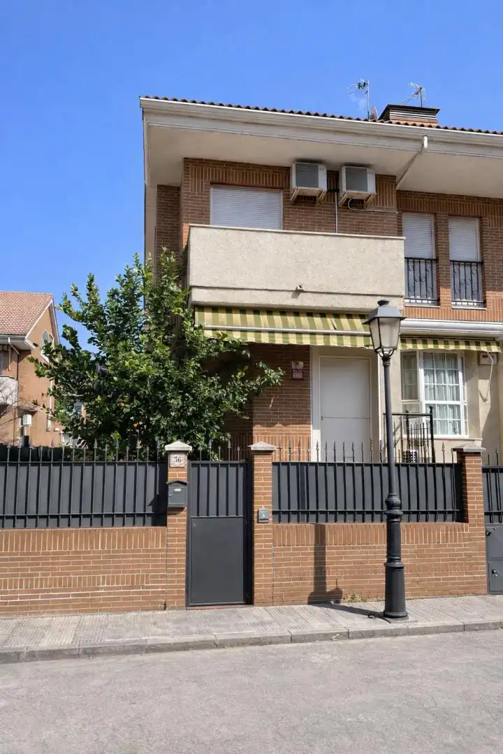 Casa o xalet en venda a Calle Doctor González Ralero, 22, Hospital - Nuevo Centro de Talavera de la Reina Vista exterior de Casa o xalet en venda en Talavera de la Reina amb Aire condicionat, Terrassa i Balcó