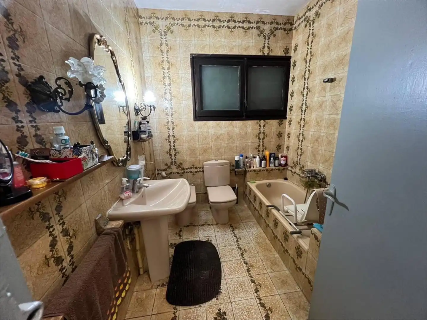 Houses for sale in Carrer d'Osca, Mar i Camp - Platja dels Capellans Bathroom of Houses for sale in Salou with Air Conditioner and Terrace