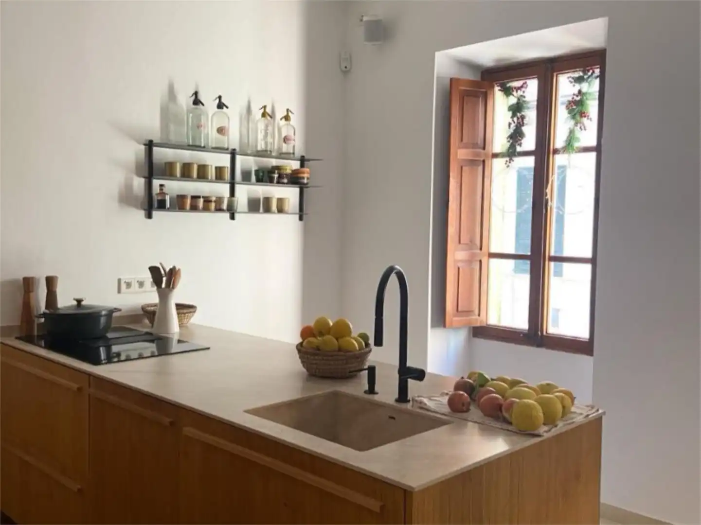 Flat for sale in Ciutat d'Alcúdia Kitchen of Flat for sale in Alcúdia with Air Conditioner and Terrace