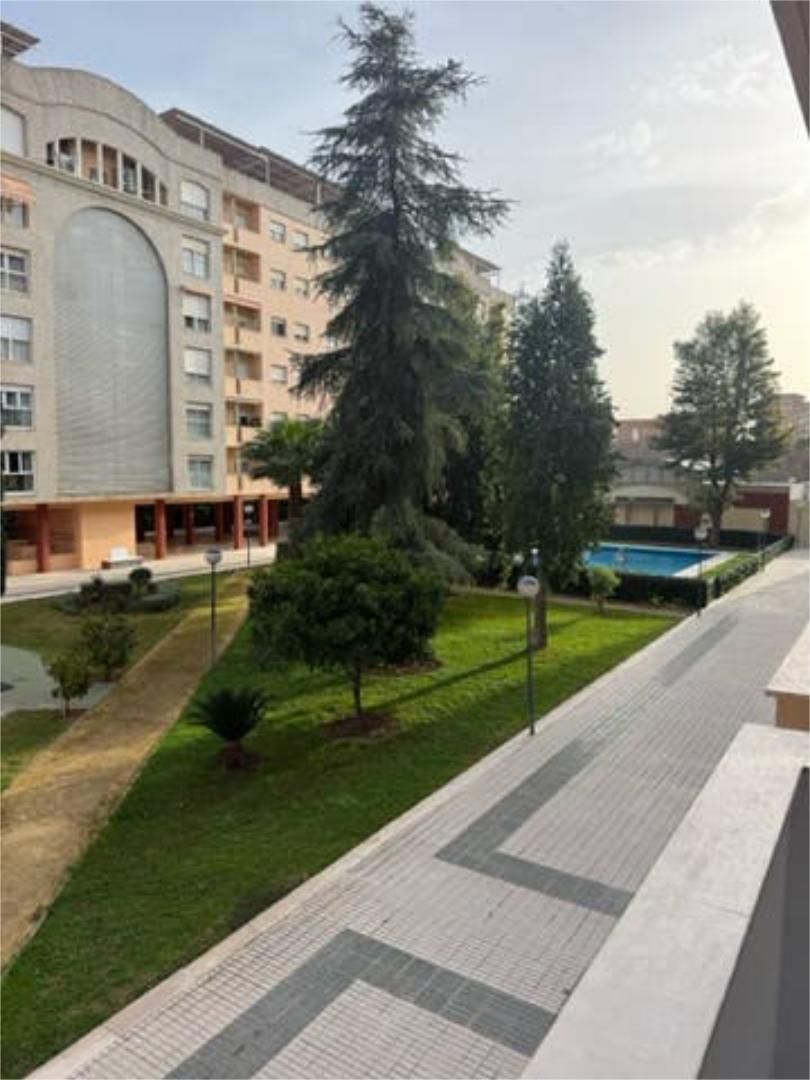 Außenansicht von Wohnung zur Miete in  Sevilla Capital mit Heizung, Privatgarten und Terrasse