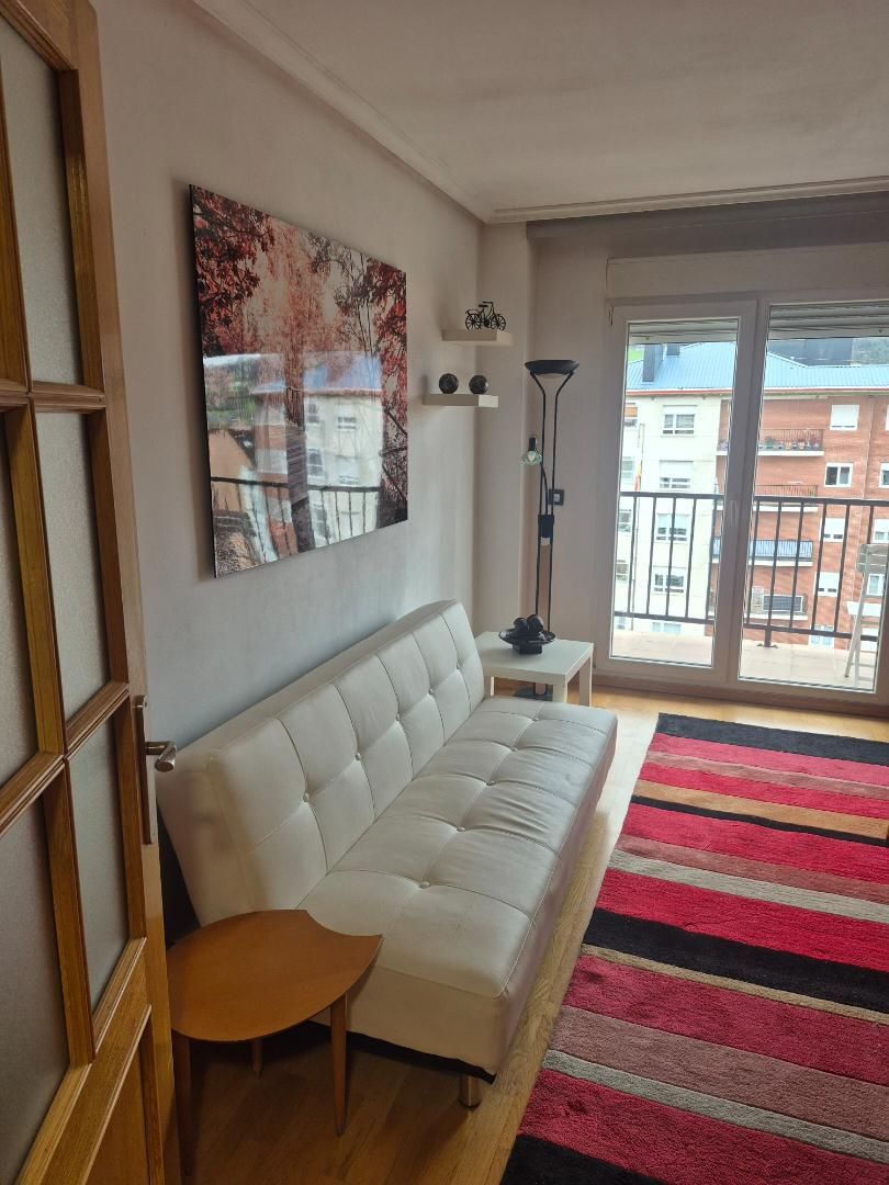 Flat for rent in Calle Cardenal Alvarez Martinez, 8, Corredoría - La Carisa - Prado de La Vega Living room of Flat for rent in Oviedo with Heating, Parquet flooring and Terrace