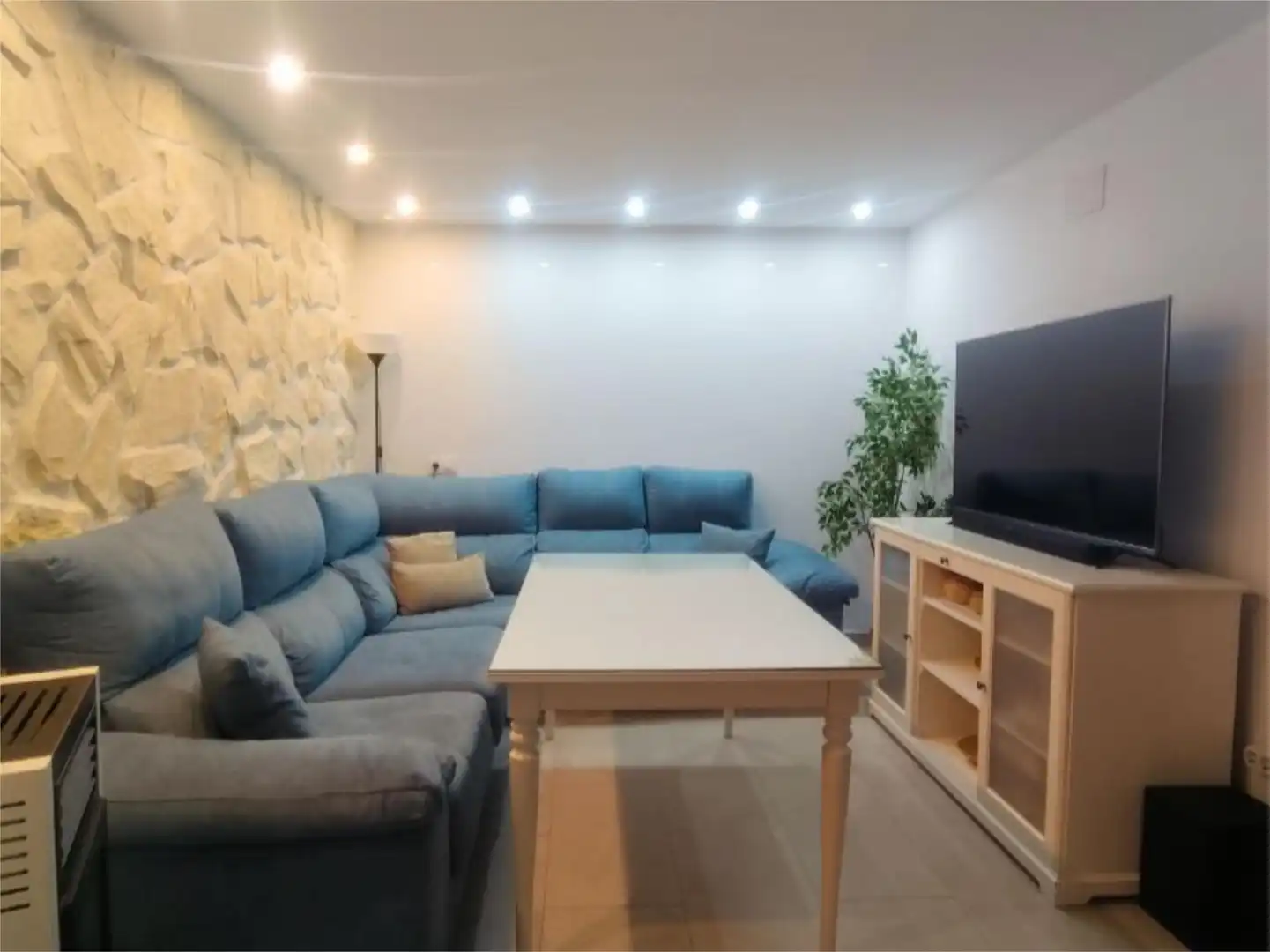 Sala de estar de Casa adosada en venta en Alcalá del Río con Aire acondicionado y Terraza