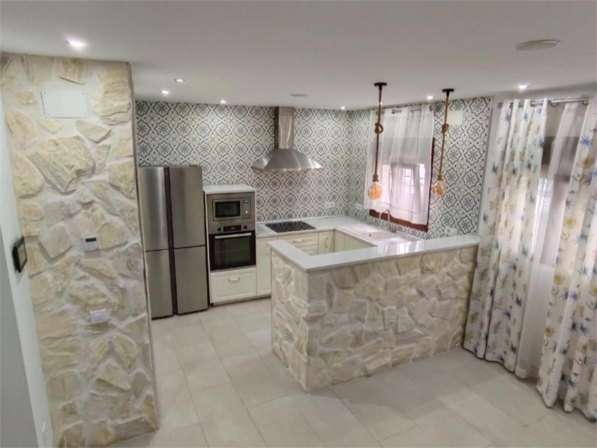 Casa adosada en venta en Avenida de la Paz, 26, Alcalá del Río Cocina de Casa adosada en venta en Alcalá del Río con Aire acondicionado, Calefacción y Terraza