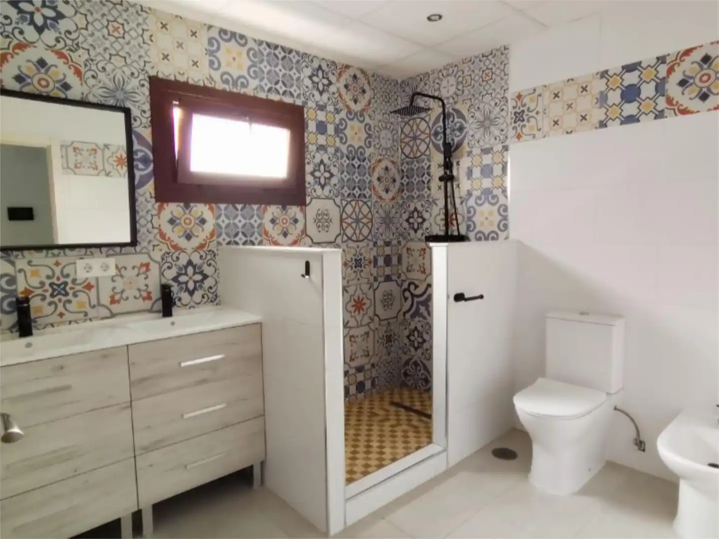 Baño de Casa adosada en venta en Alcalá del Río con Aire acondicionado y Terraza
