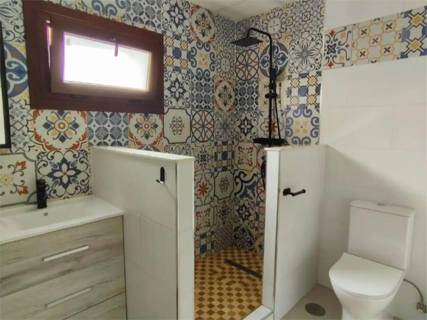 Baño de Casa adosada en venta en Alcalá del Río con Aire acondicionado y Terraza