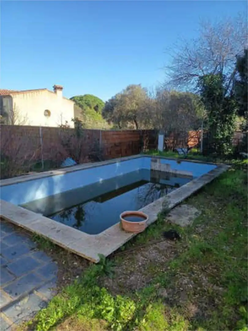 Schwimmbecken von Einfamilien-Reihenhaus zum Verkauf in Trujillo mit Privatgarten, Abstellraum und Schwimmbad