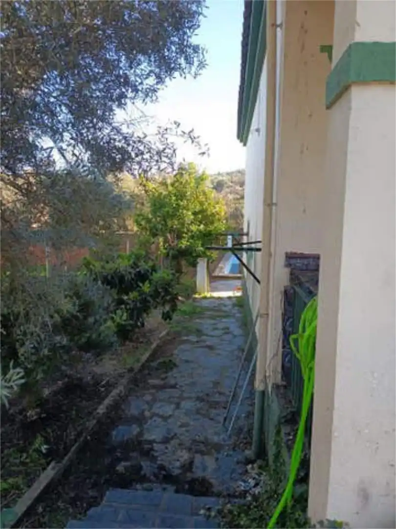 Garten von Einfamilien-Reihenhaus zum Verkauf in Trujillo mit Privatgarten, Abstellraum und Schwimmbad