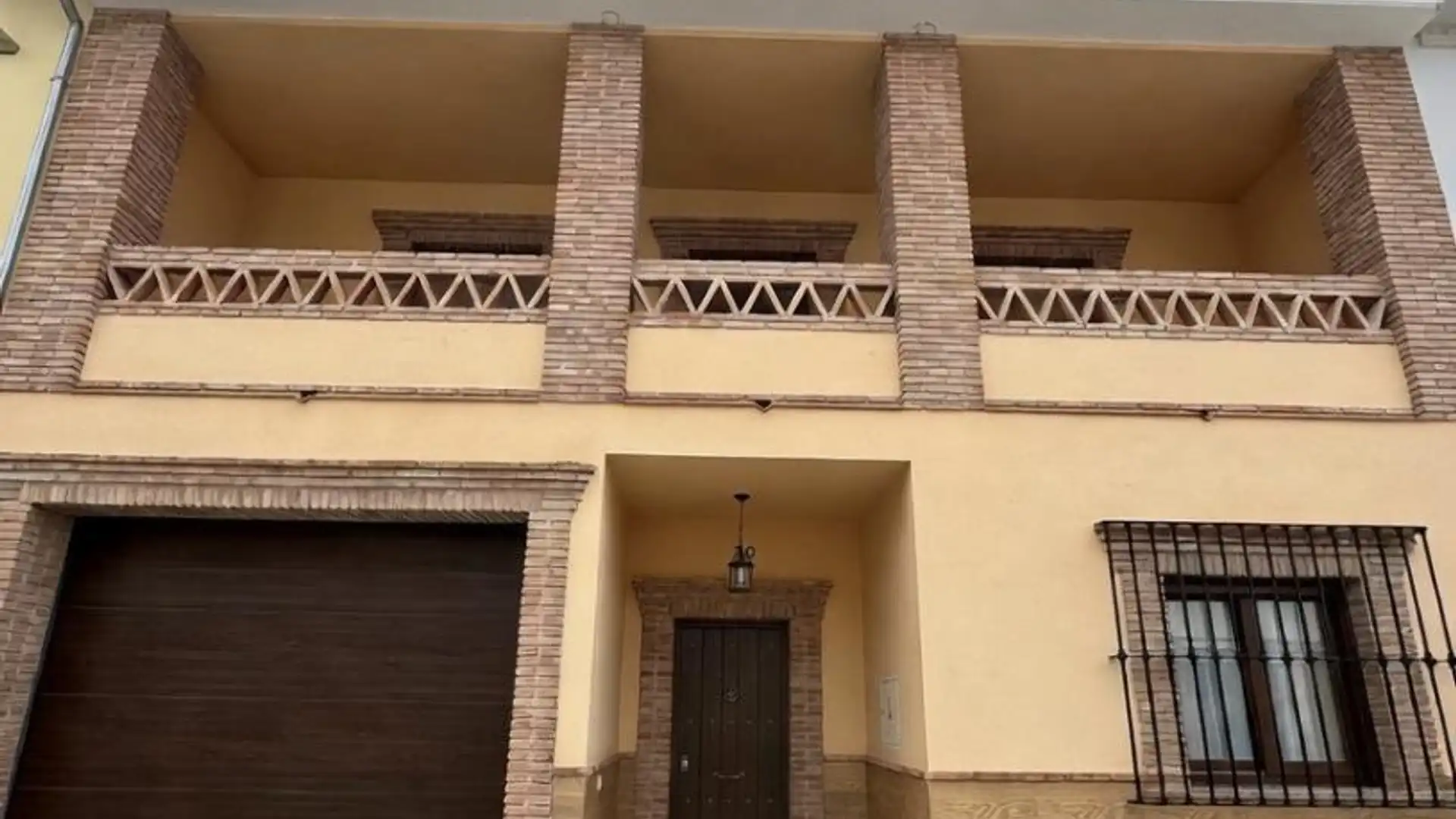 Vista exterior de Casa adosada en venda en Villanueva del Trabuco amb Terrassa i Balcó