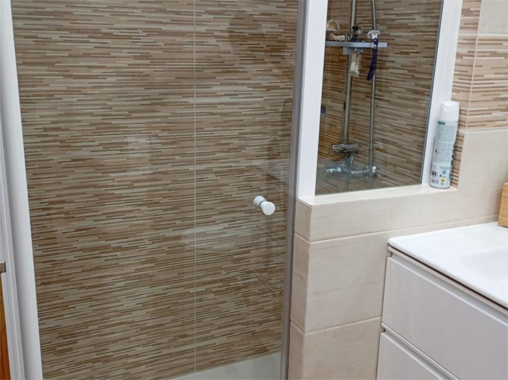 Badezimmer von Maisonette zum Verkauf in Casarrubuelos mit Klimaanlage, Heizung und Parkett