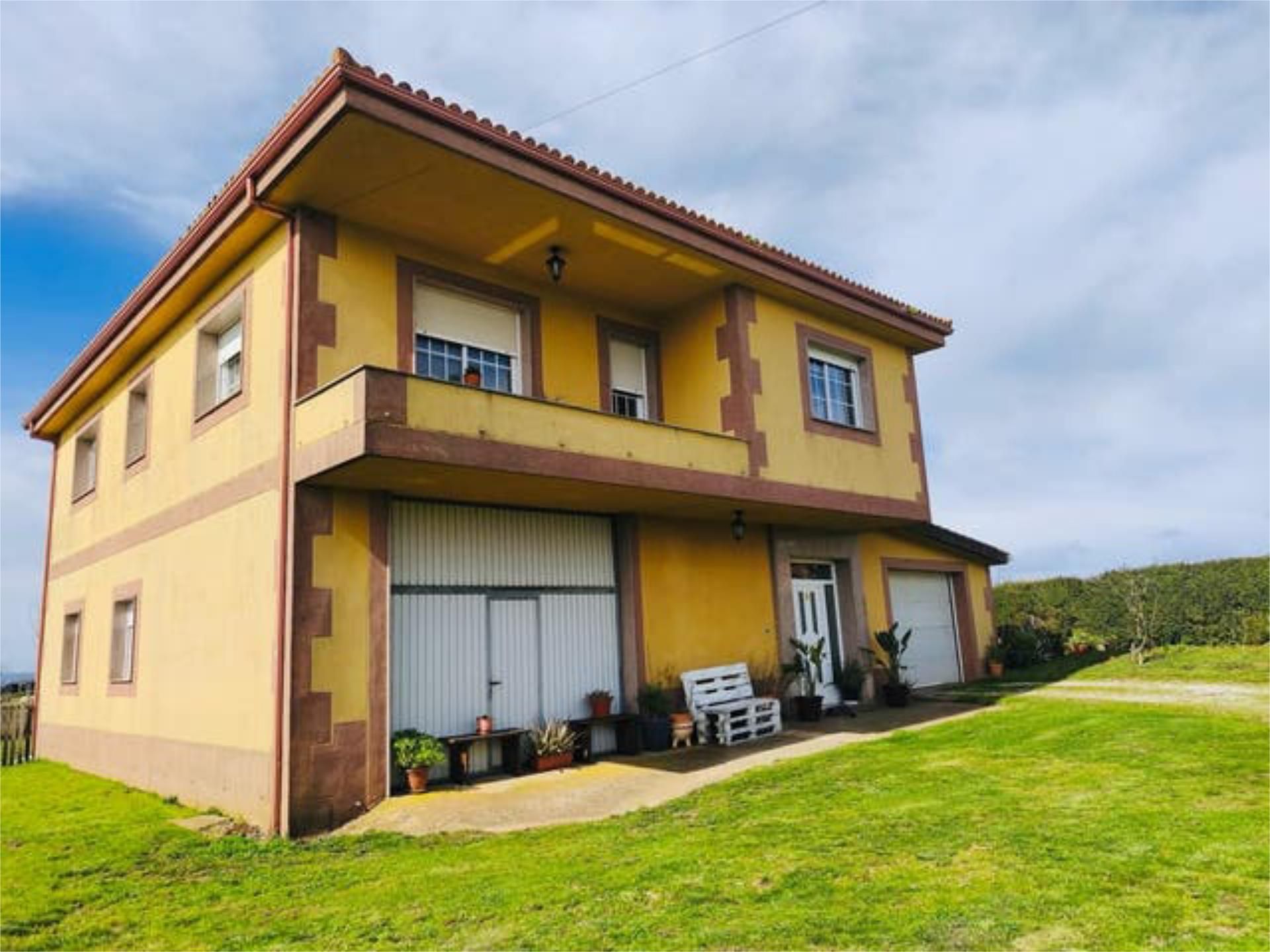 Vista exterior de Casa adosada en venda en Lalín amb Calefacció, Jardí privat i Terrassa