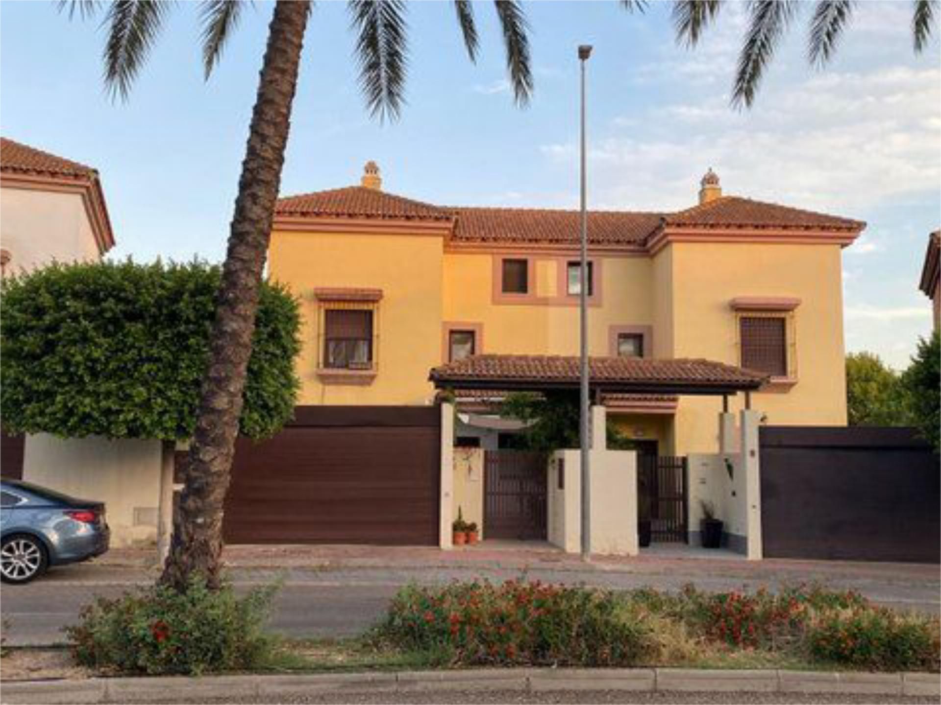 Vista exterior de Casa adosada en venta en Guillena con Aire acondicionado, Terraza y Piscina