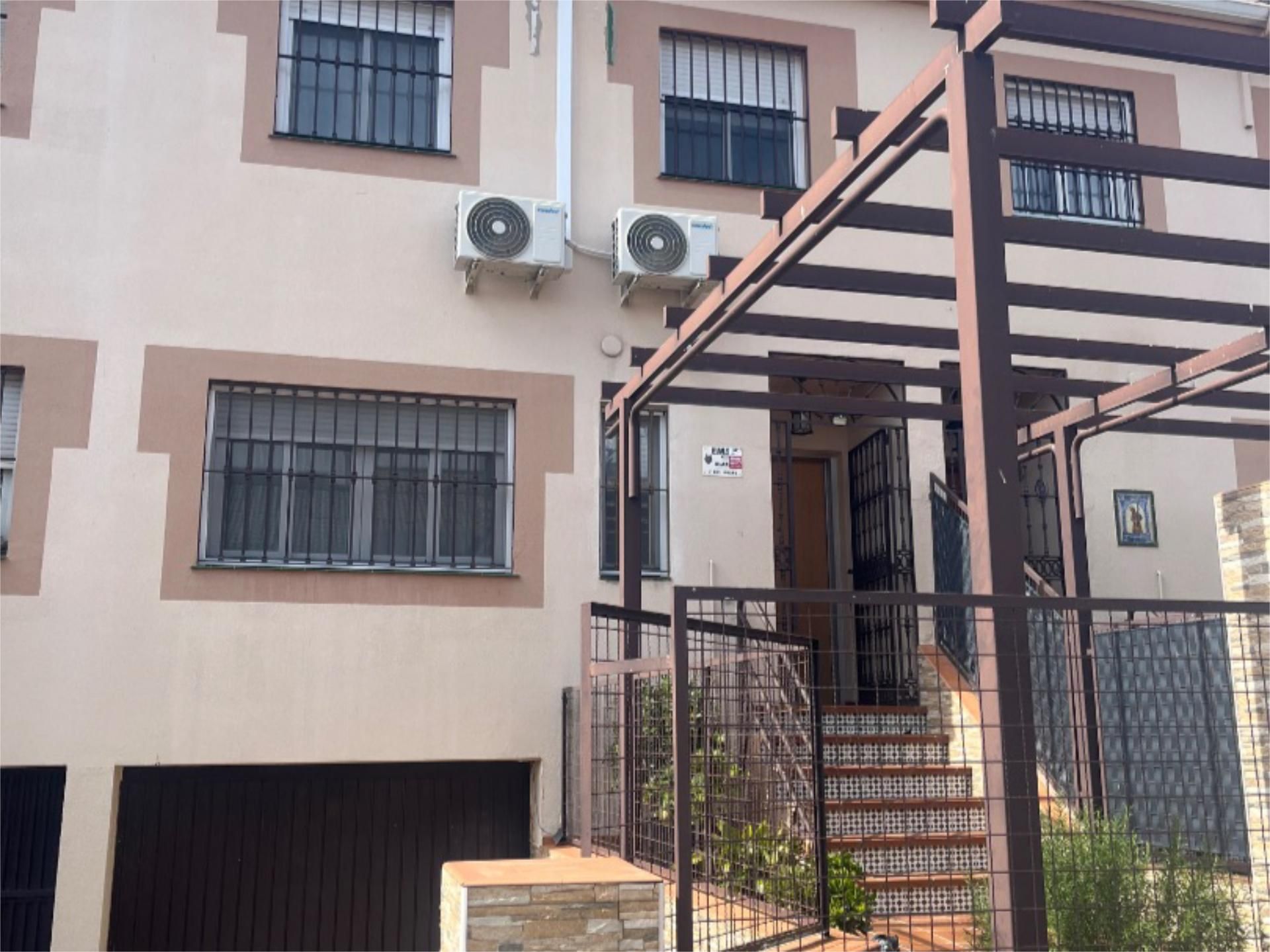 Vista exterior de Pis en venda en Dos Hermanas amb Aire condicionat, Calefacció i Jardí privat