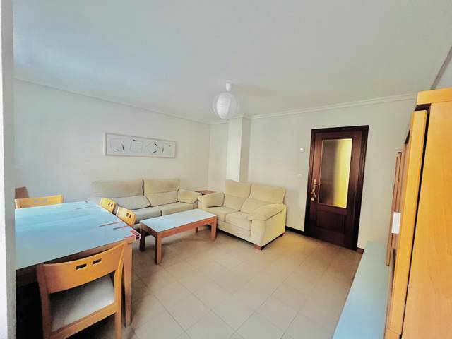 Piso en Alquiler en Calle Riaño, 13 en Barrio Blanco