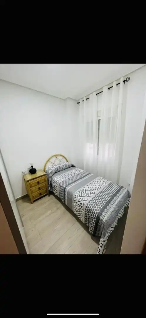Dormitori de Pis per a compartir en Andújar amb Aire condicionat, Calefacció i Parquet