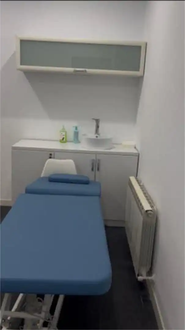 Büro zur Miete in Barrio de Delicias Badezimmer von Büro zur Miete in Zaragoza mit Klimaanlage