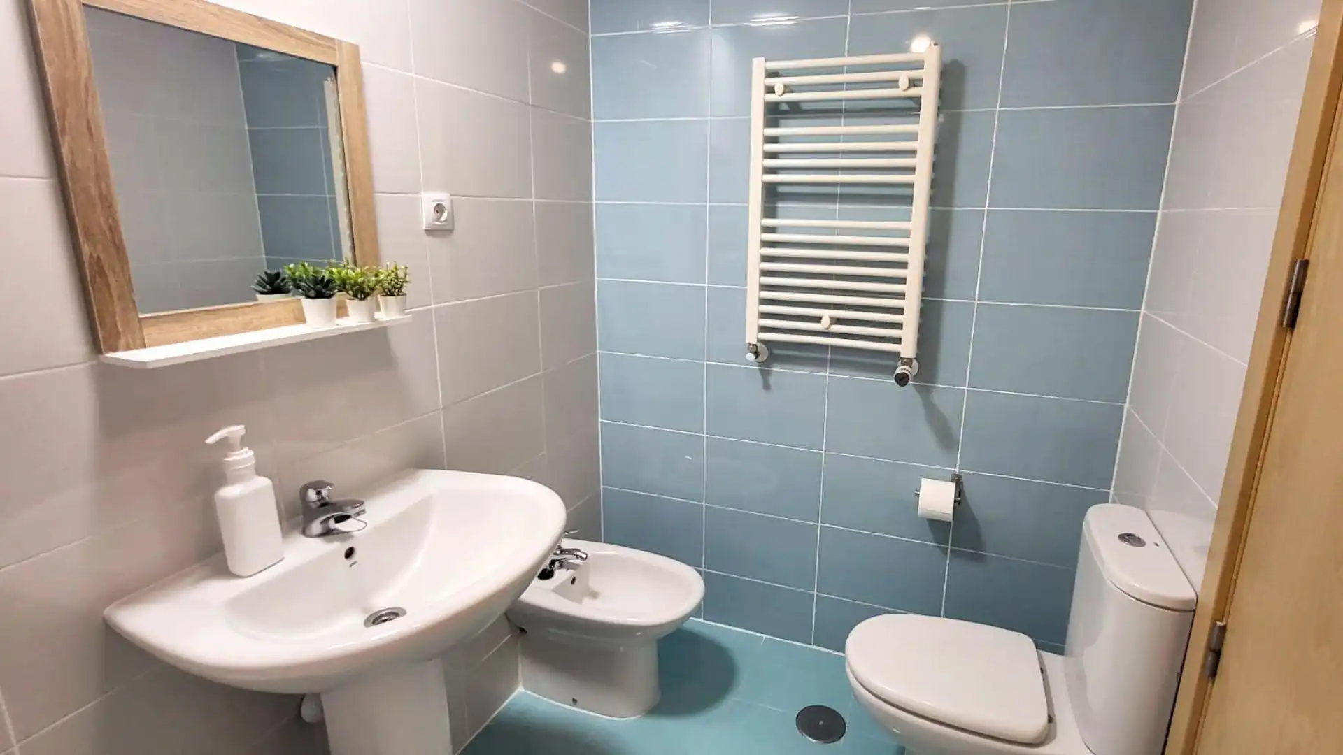 Habitación en Calle las Trece Rosas, 12, Urbanizaciones Baño de Piso para compartir en Rivas-Vaciamadrid con Calefacción, Piscina y Amueblado