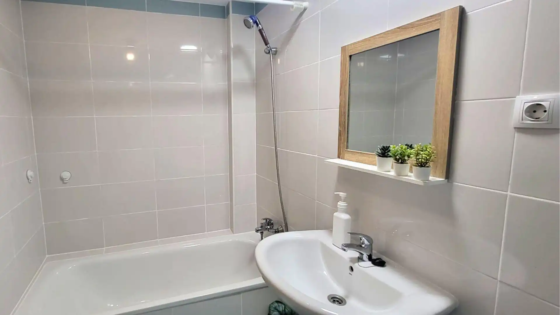 Habitación en Calle las Trece Rosas, 12, Urbanizaciones Baño de Piso para compartir en Rivas-Vaciamadrid con Calefacción, Piscina y Amueblado