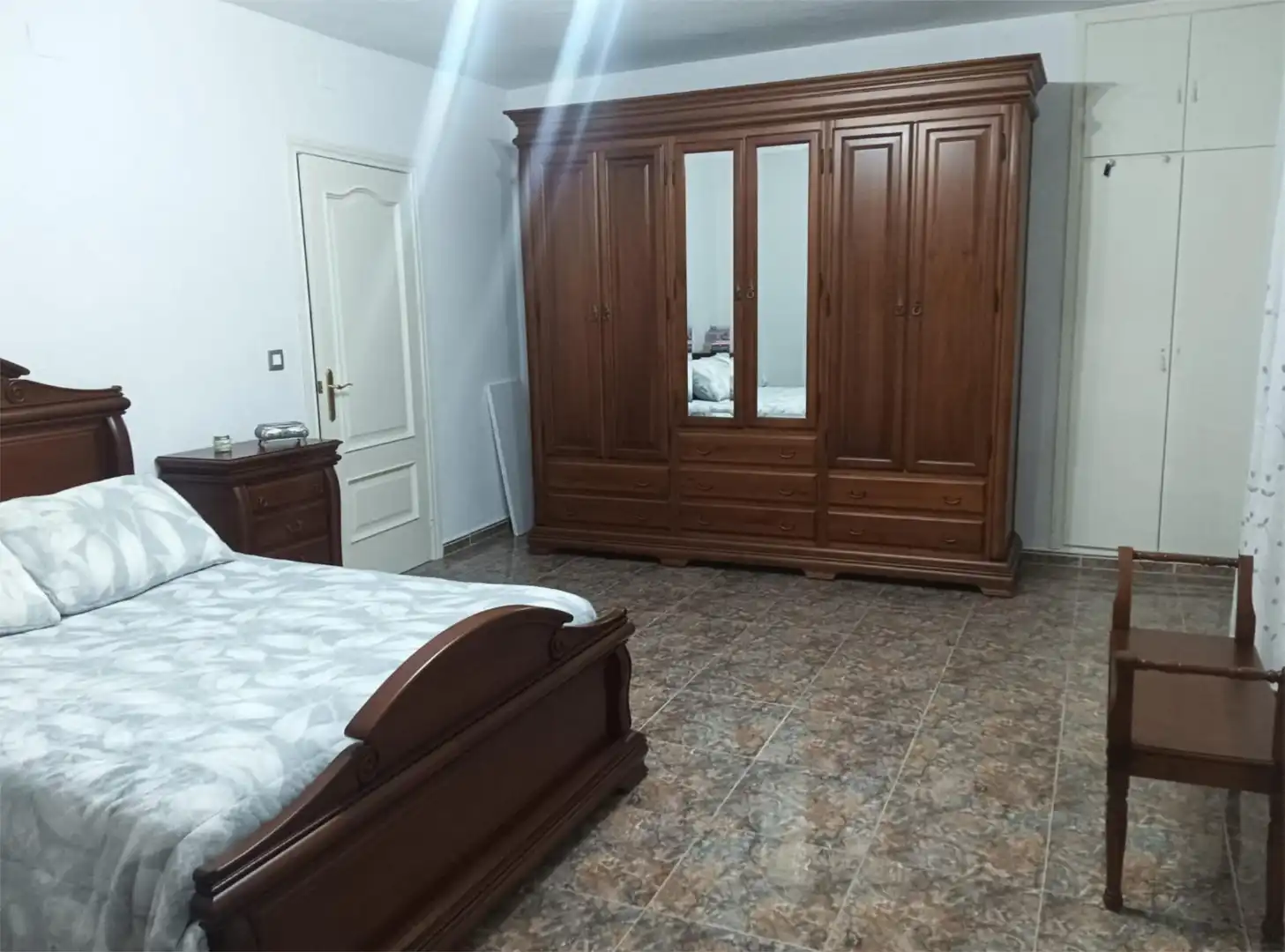 Casa adosada en venda a Calle Santo Reino, 4, Villacarrillo Dormitori de Casa adosada en venda en Villacarrillo amb Aire condicionat i Piscina