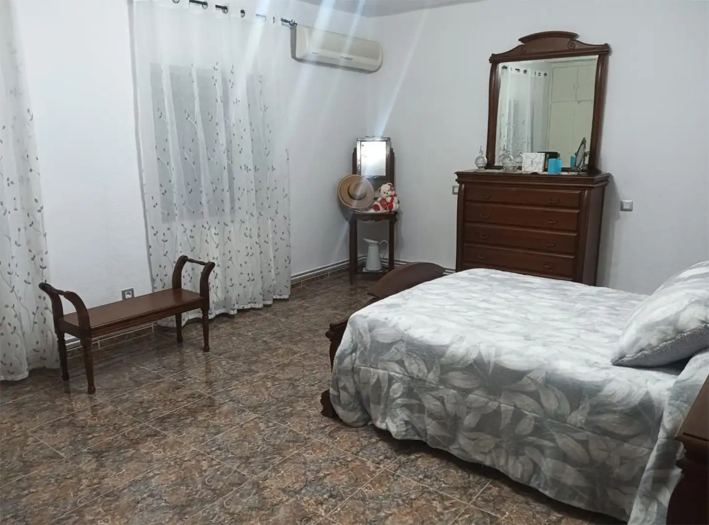 Casa adosada en venda a Calle Santo Reino, 4, Villacarrillo Dormitori de Casa adosada en venda en Villacarrillo amb Aire condicionat i Piscina