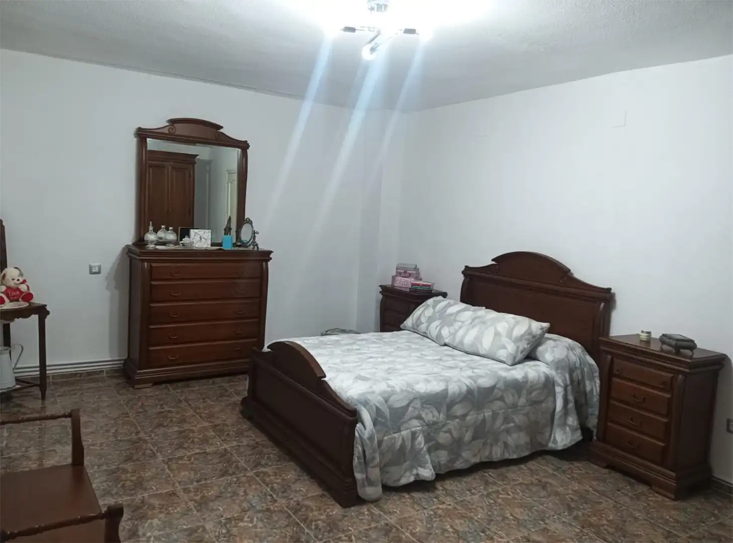 Casa adosada en venda a Calle Santo Reino, 4, Villacarrillo Dormitori de Casa adosada en venda en Villacarrillo amb Aire condicionat i Piscina