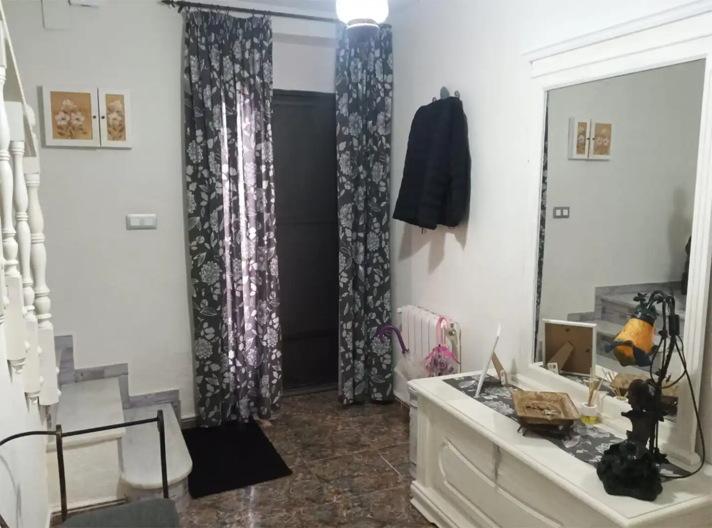 Casa adosada en venda a Calle Santo Reino, 4, Villacarrillo Dormitori de Casa adosada en venda en Villacarrillo amb Aire condicionat i Piscina