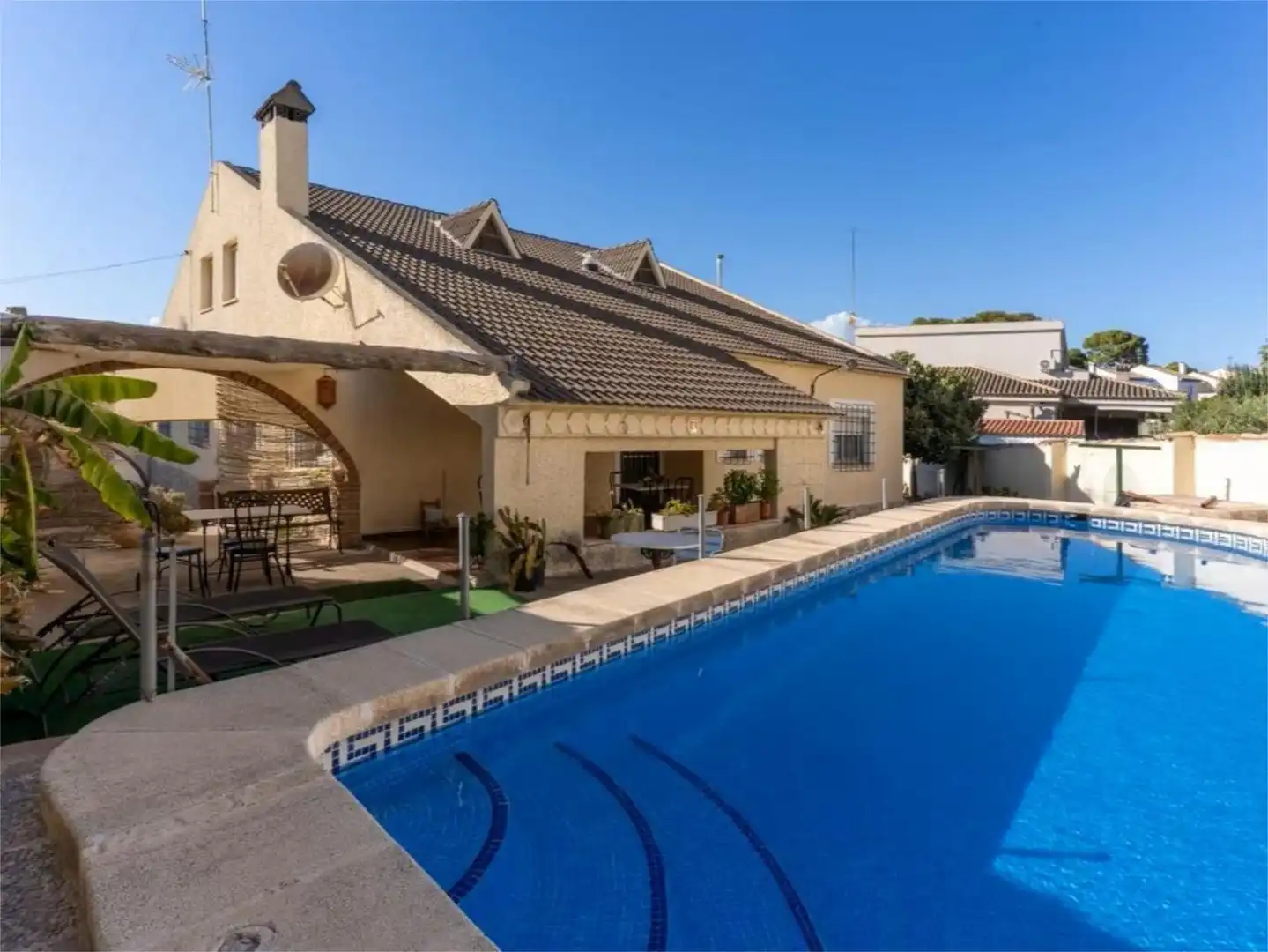 Houses for sale in Carrer 413, 3, La Cañada Exterior view of Houses for sale in Paterna with Air Conditioner, Heating and Private garden