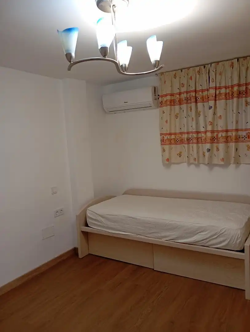 Habitación de Estudio para compartir en Velilla de San Antonio con Amueblado, Horno y Lavadora