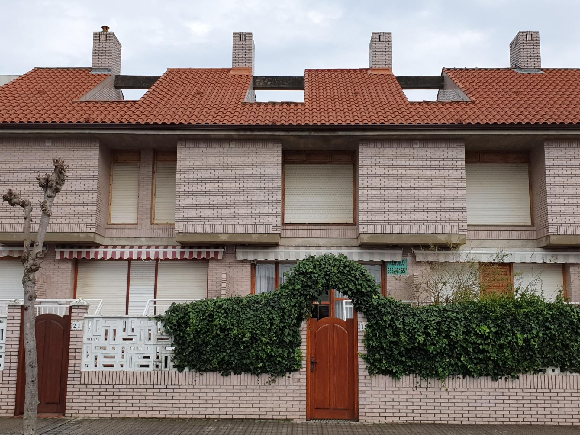 Vista exterior de Pis de lloguer en Laredo amb Calefacció, Jardí privat i Terrassa