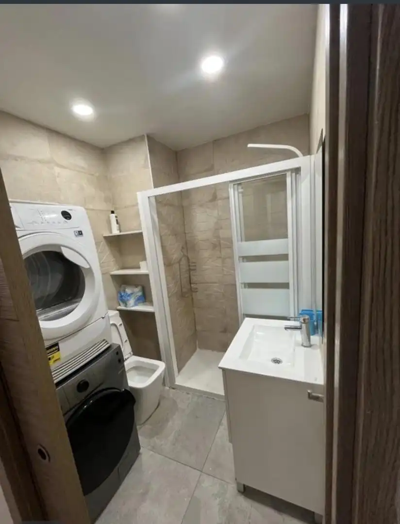 Bathroom of Flat for share in Madrid  with Air Conditioner, Heating and Furnished