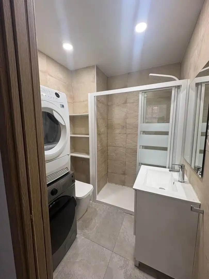 Bathroom of Flat for share in Madrid  with Air Conditioner, Heating and Furnished