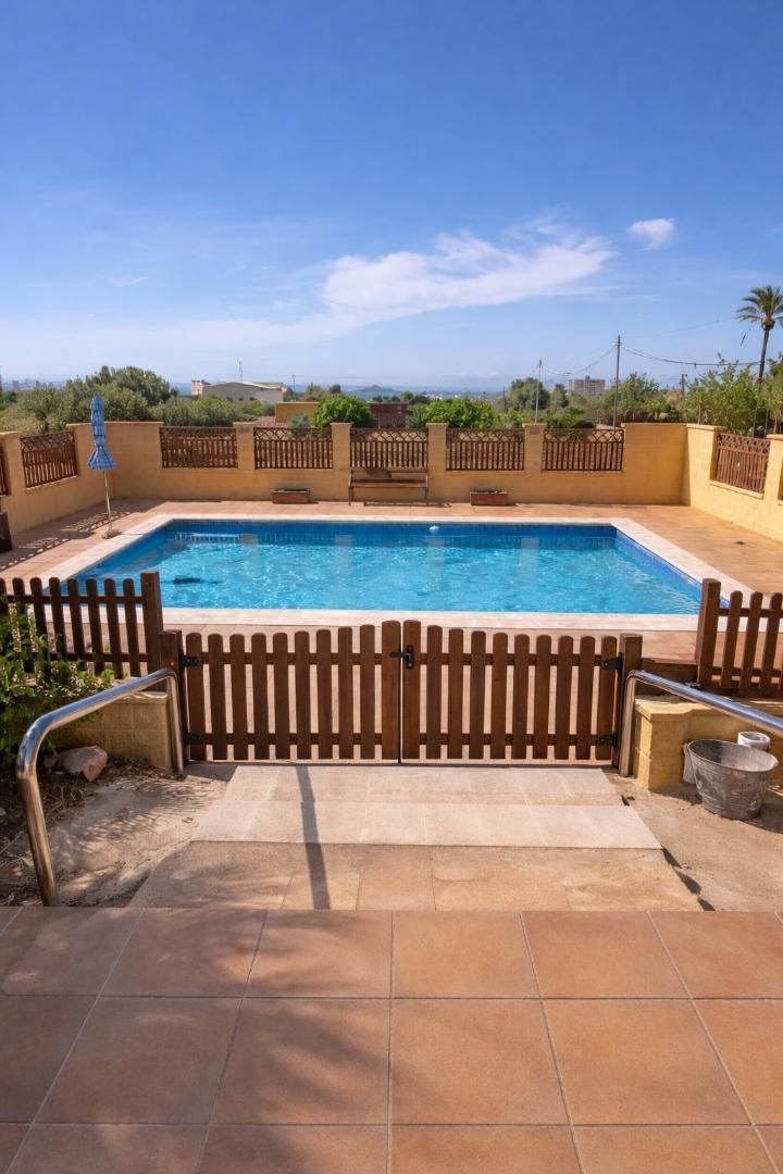 Swimming pool of Country house for rent in Cartagena  with Air Conditioner, Heating and Private garden