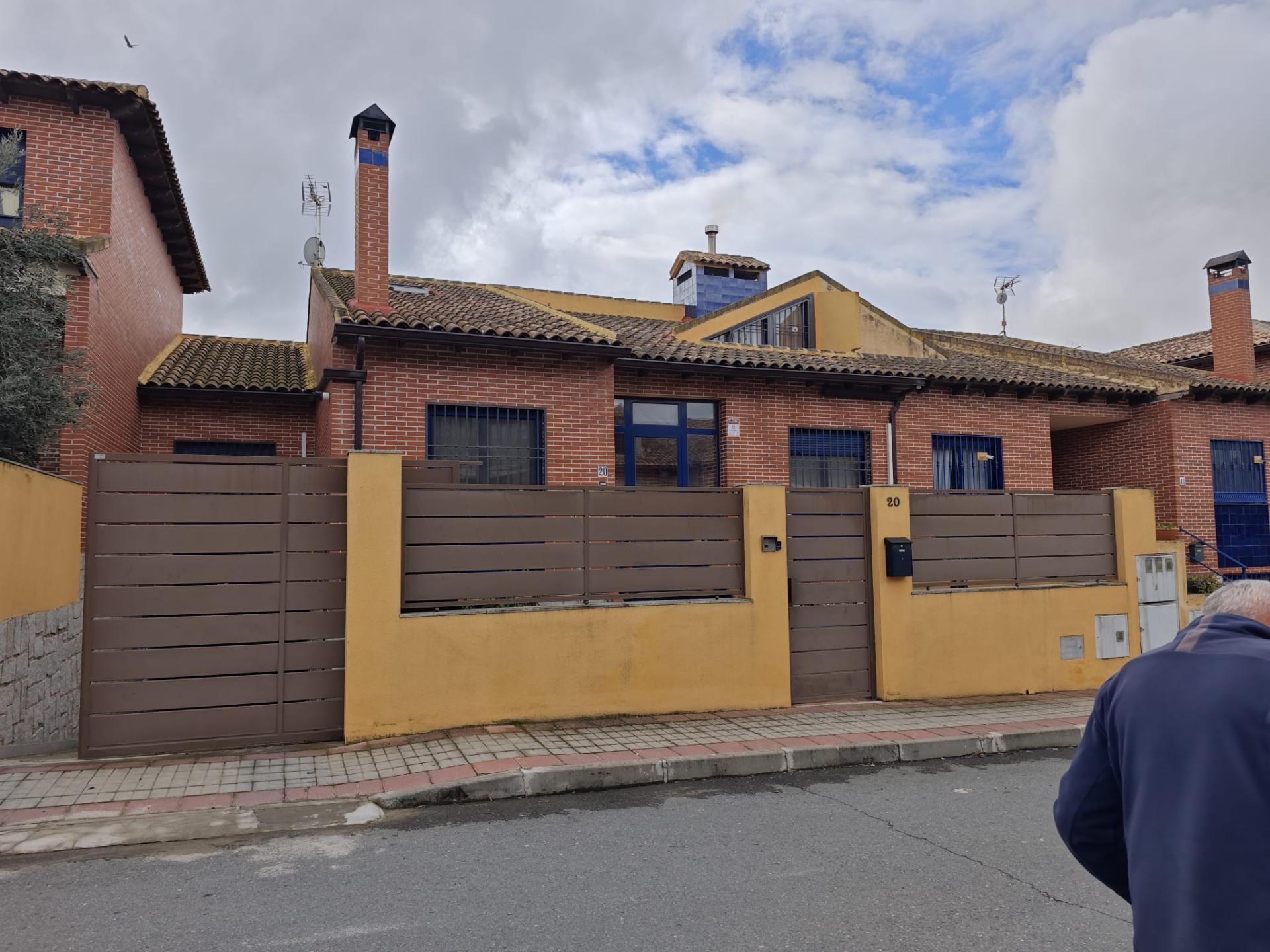 Vista exterior de Casa adosada en venta en Burguillos de Toledo con Aire acondicionado, Calefacción y Terraza