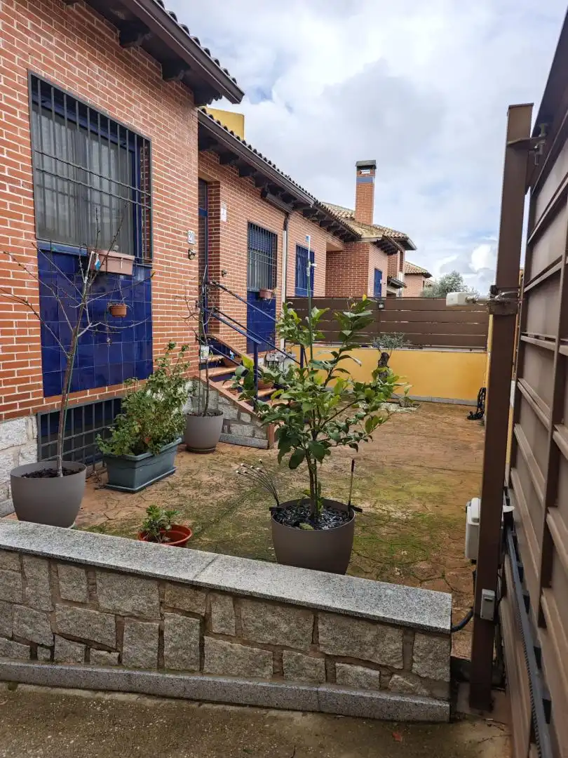 Casa adosada en venda a Calle Juan Bautista de Toledo, 11, Burguillos de Toledo Jardí de Casa adosada en venda en Burguillos de Toledo amb Aire condicionat, Terrassa i Piscina