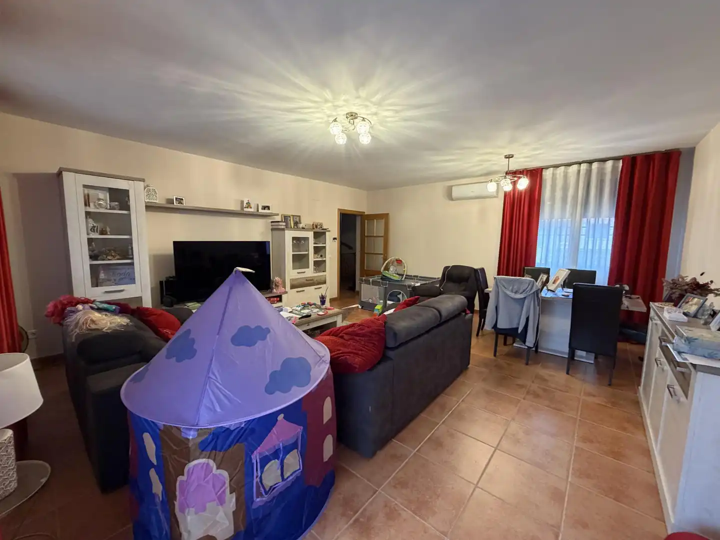 Casa adosada en venda a Calle Juan Bautista de Toledo, 11, Burguillos de Toledo Sala d'estar de Casa adosada en venda en Burguillos de Toledo amb Aire condicionat, Terrassa i Piscina