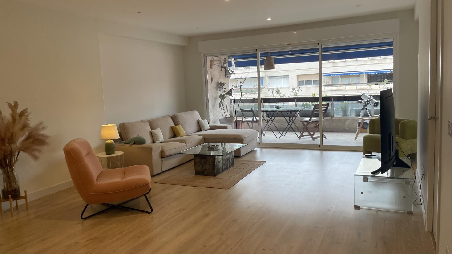 Sala d'estar de Pis en venda en  Madrid Capital amb Aire condicionat, Calefacció i Jardí privat