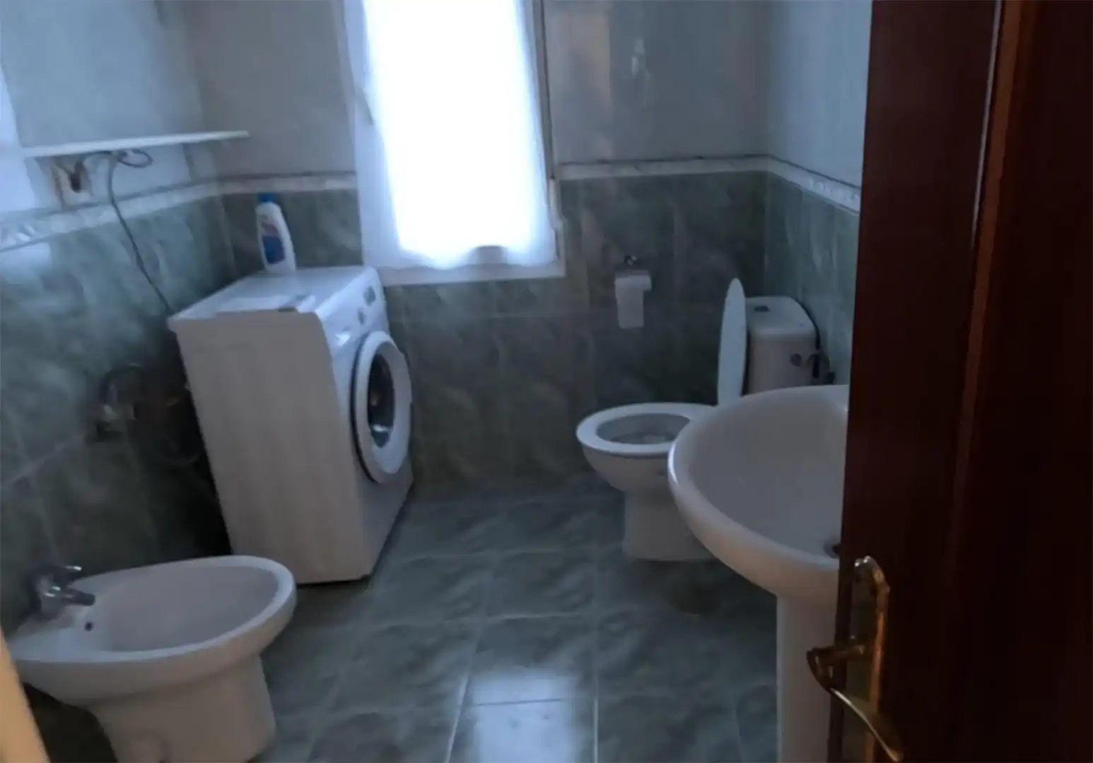 Habitación en Calle de Lanuza, 2, Perchera Baño de Apartamento para compartir en Gijón con Calefacción, Parquet y Trastero