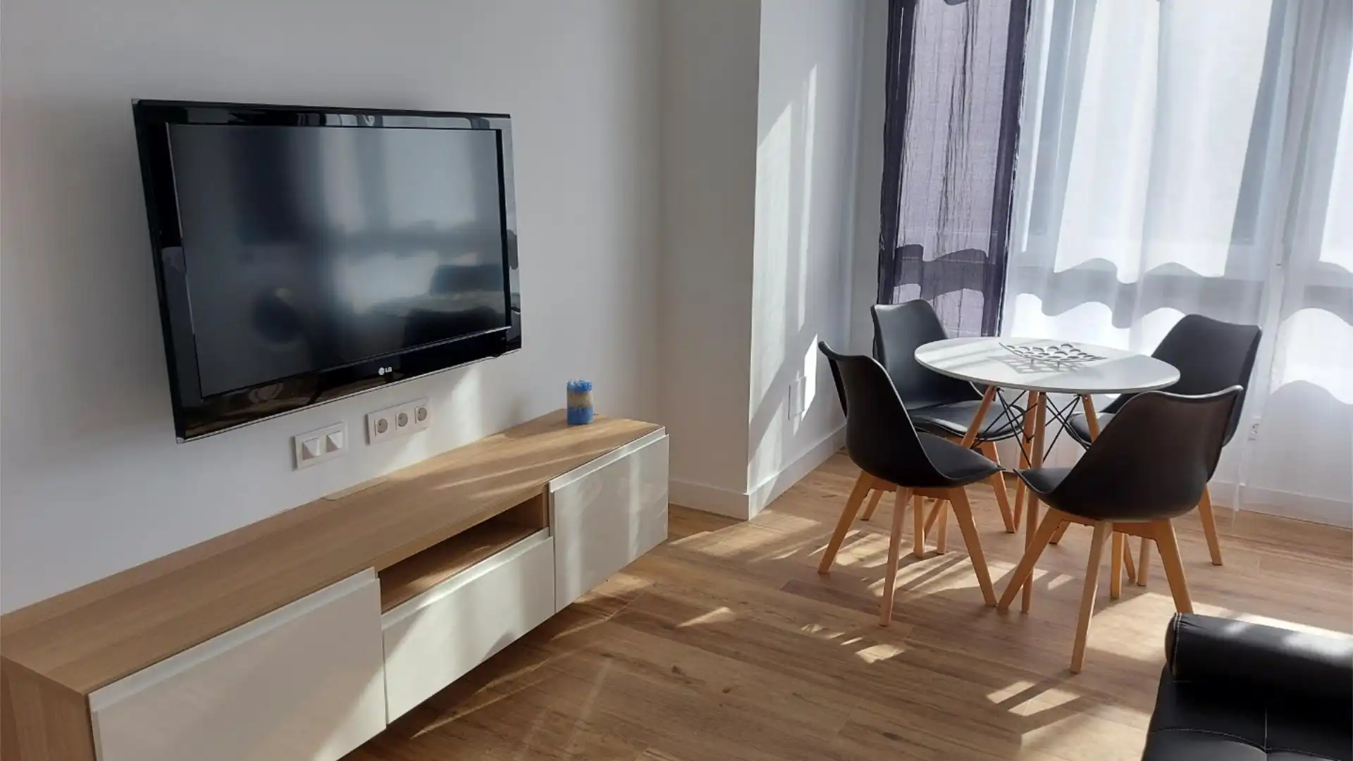 Living room of Flat for sale in Santander  with Heating, Parquet flooring and Furnished