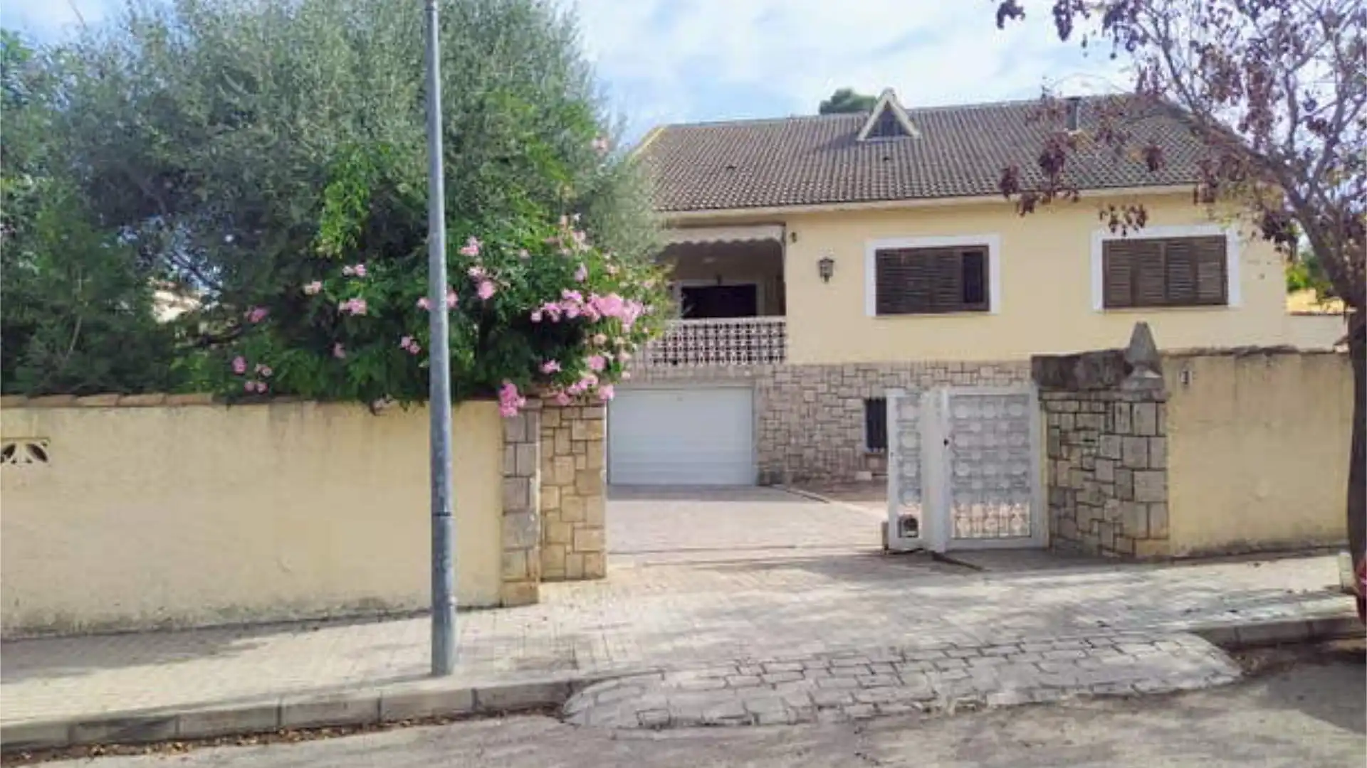 Vista exterior de Casa adosada en venda en Paterna amb Terrassa i Piscina